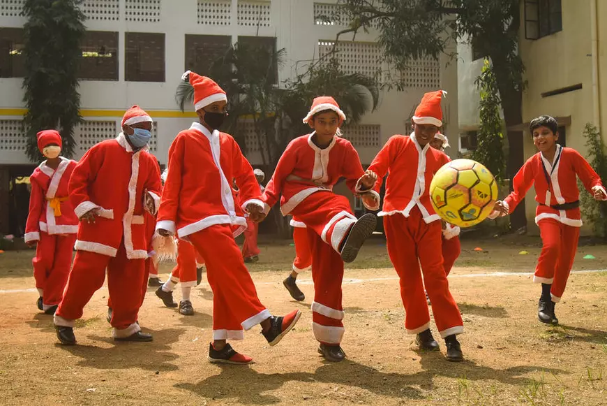 Crăciunul în lume, în imagini. De la Moșul uriaș din nisip la tunelul cu mii de luminițe