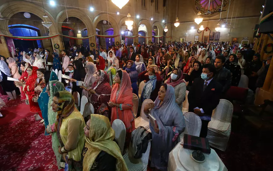 Crăciunul în lume, în imagini. De la Moșul uriaș din nisip la tunelul cu mii de luminițe