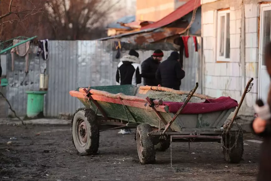 Percheziții la casele familiei agresorului de la Bolintin. Tânărul, adus la el acasă de poliție pentru o reconstituire