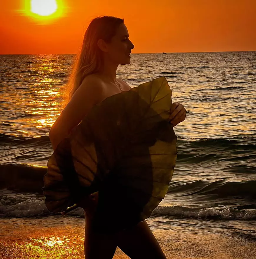 Laura Cosoi, goală pe plaja din Thailanda, însărcinată în 5 luni. Cât de bine arată actrița