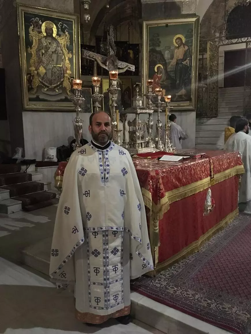 Un preot sibian le-a cerut enoriașilor să nu mai cumpere coroane la înmormântări: „Sunt bani arși”. Reacția Mitropoliei Ardealului