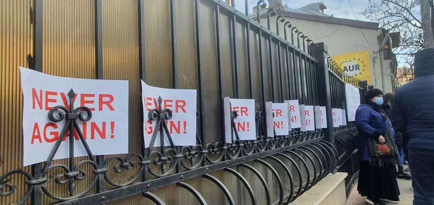 Activiștii romi au mers la sediul AUR cu broșuri despre Holocaust, dar nu li s-a deschis. „Am venit să informăm”