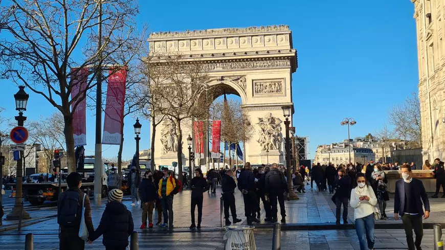 REPORTAJ | Cum am trăit Revelionul la Paris, capitala europeană cea mai lovită de noul val COVID