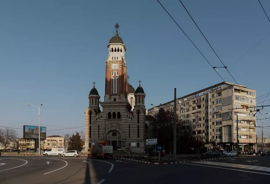 Sondajul pentru demolarea „Blocului 7 Etaje” din Ploiești s-a încheiat. Cum au votat peste 5.000 de oameni și ce urmează