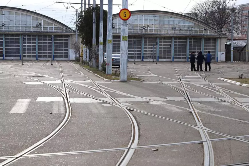 Reportaj din depourile STB. Versiunea angajaților aflați în grevă: „Călătorul nu știe cum ne chinuim noi să tragem de volan sau să mergem fără frâne”