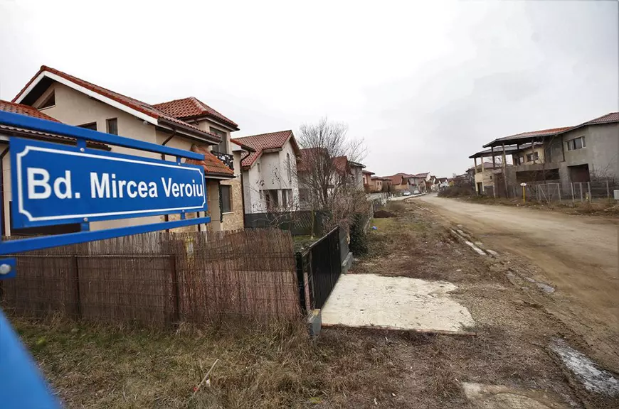 Coșmarul șoferilor. Un bulevard din nordul Bucureștiului zace în noroi de 9 ani. Deși aparține de Voluntari, Primăria Capitalei l-a preluat să-l asfalteze, dar nu a avut bani