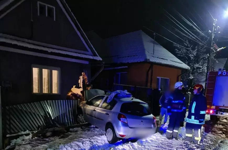 Un șofer și-a dat pantalonii jos și dezbrăcat a fugit de pompierii veniți să-l salveze din mașina care a distrus o casă, la Gilău, în Cluj