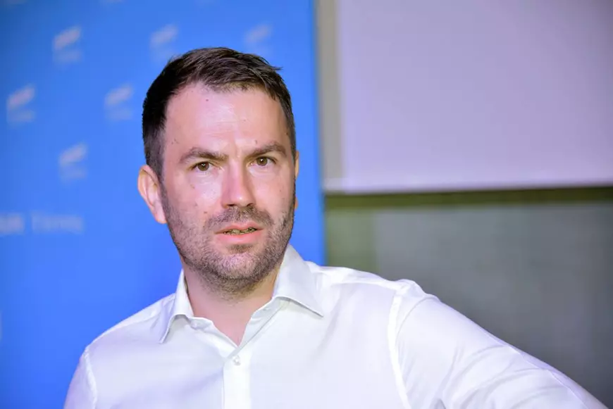 Cum explică Ministerul Transporturilor faptul că refacerea unui fir pe o rută CFR a costat 12 milioane de euro pe timpul lui Drulă, iar acum sare de 190 de milioane