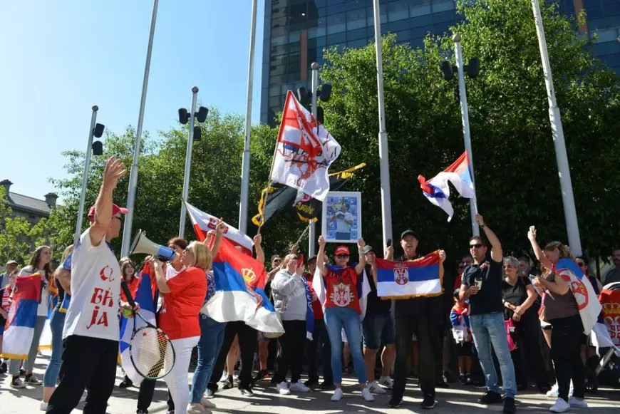 Novak Djokovic a câștigat în instanță dreptul de a rămâne în Australia. Autoritățile pot însă să-i anuleze iar viza