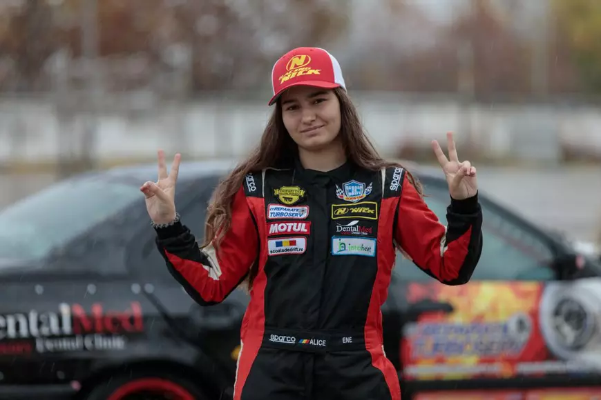 Alice în țara motoarelor. La 14 ani, o adolescentă din România a ajuns „regina derapajelor” cu mașina din Europa: „Am demonstrat că nu doar bărbații sunt buni la volan”