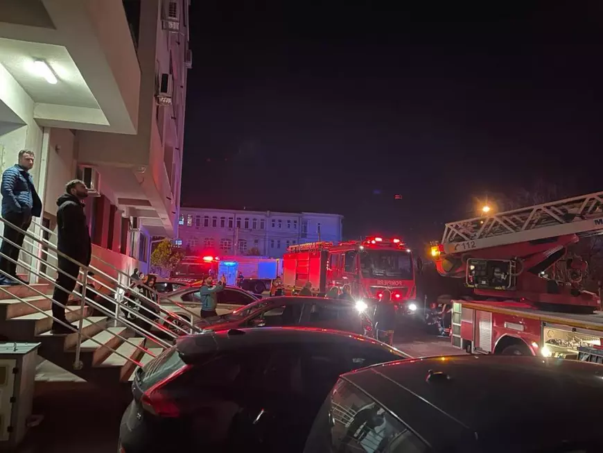 Bloc evacuat în Constanța, după ce au luat foc boxele din subsol