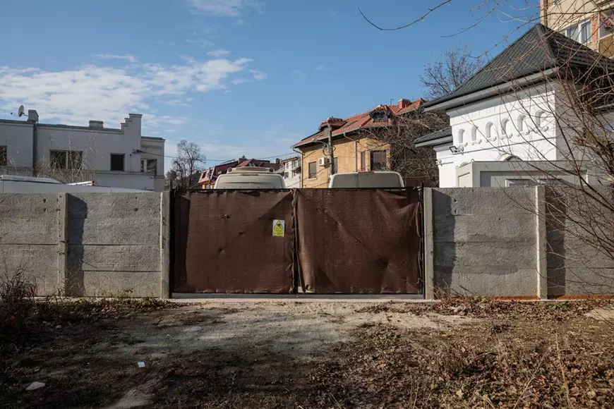 Primăria lui Piedone dărâmă garaje, proprietarii spun că sunt autorizate și se află în litigiu în instanță. Șeful corpului de control: „Băieți, șo!”