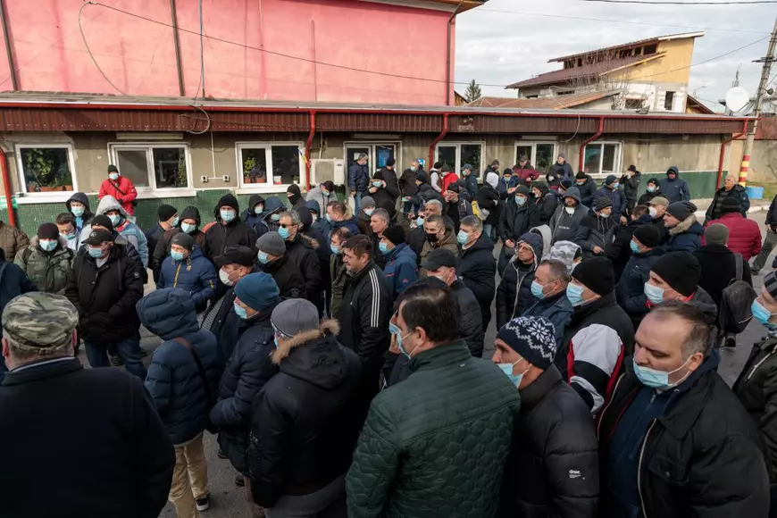 Zeci de șoferi și mecanici în depoul Ferentari. Foto: Vlad Chirea