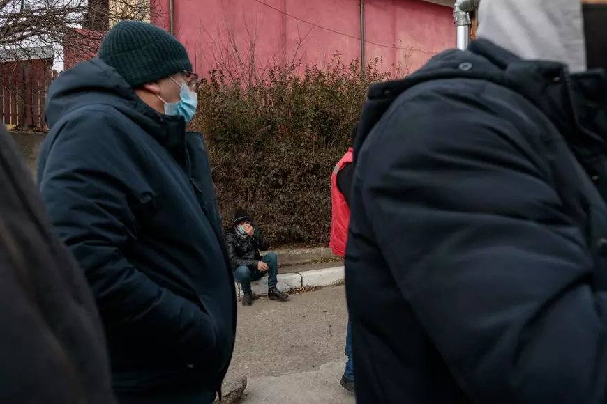 Oamenii stau în autobază de la 4 dimineața. Foto: Vlad Chirea