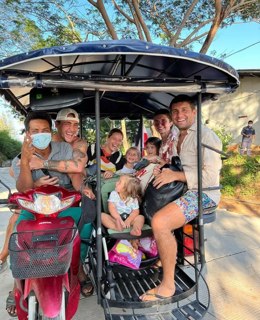 Imagine rară cu Laura Cosoi și Vladimir Drăghia alături de familiile lor. S-au întâlnit în vacanța din Thailanda