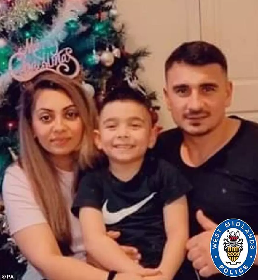 O bunică româncă și-a ucis nepoțelul de 5 ani, în Anglia. Cristina, mama lui Mario, în stare de șoc pe stradă: „Copilul meu...”