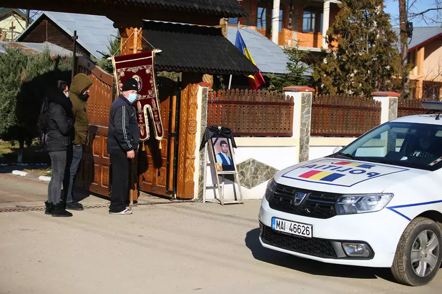 Curtea bisericii unde are loc priveghiul șoferului de microbuz ucis la Bolintin, împânzită de polițiști și jandarmi