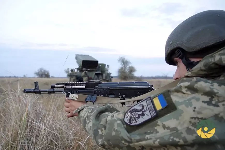 „Asta e casa noastră. Bunicii și strămoșii noștri sunt îngropați aici. Dacă vin rușii, noi ne vom lupta”. Reportaj The Guardian pe linia frontului din sudul Ucrainei