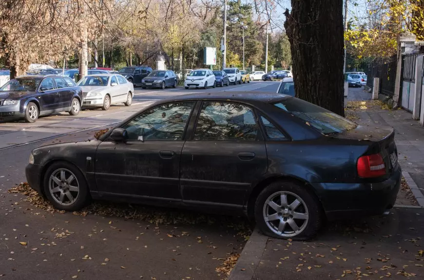 Bucureștiul, cimitirul mașinilor abandonate. Primarii se laudă cu sute de ridicări pe an, dar numărul rablelor rămâne de ordinul zecilor de mii