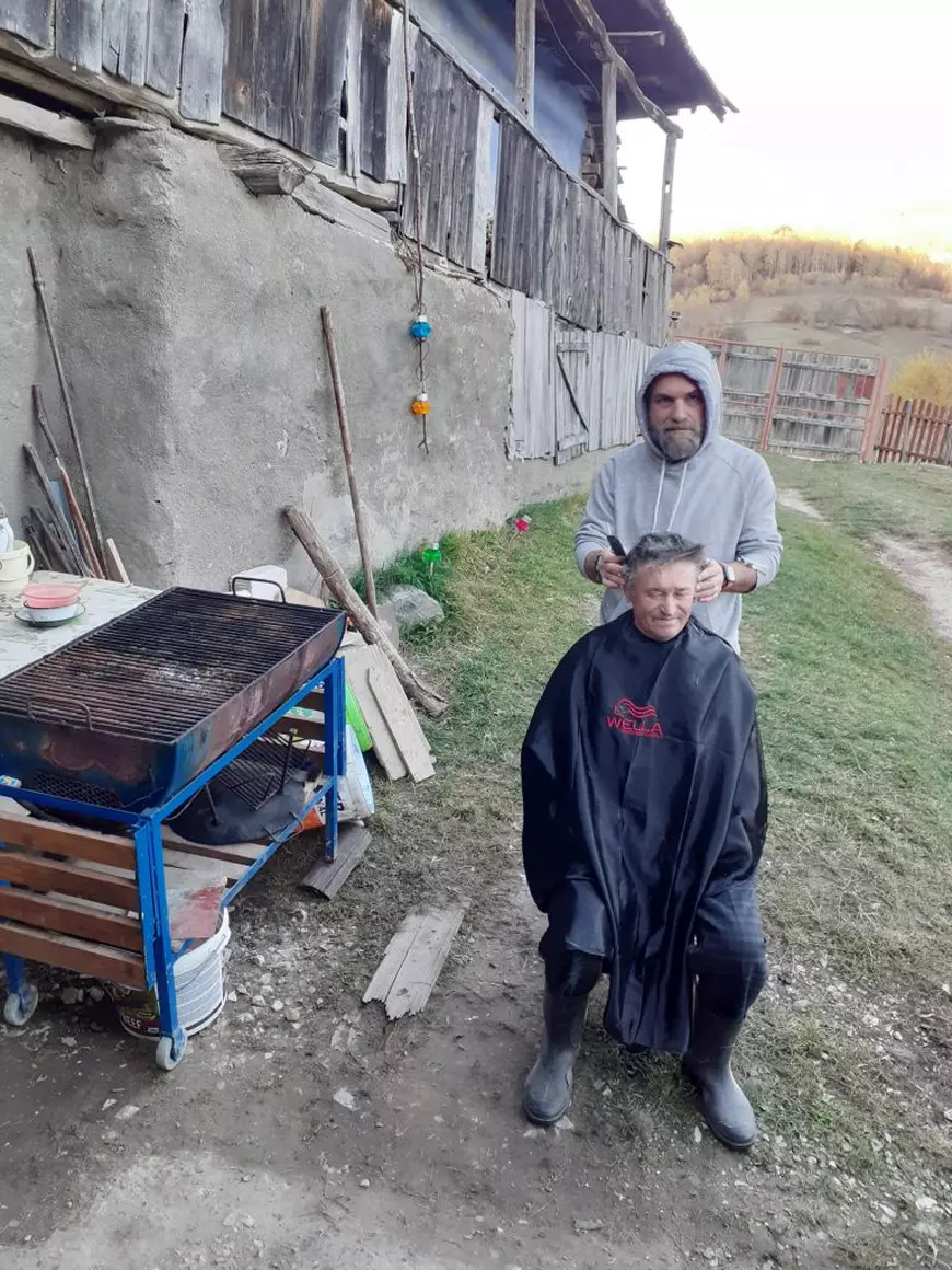 Doi bucureșteni îi tund gratuit pe bolnavii unui centru de îngrijiri paliative. „Poți dărui cuiva șansa de a se vedea ca o persoană normală în oglindă”