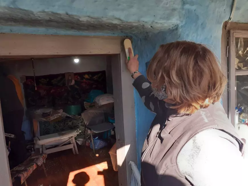 Doi bucureșteni îi tund gratuit pe bolnavii unui centru de îngrijiri paliative. „Poți dărui cuiva șansa de a se vedea ca o persoană normală în oglindă”