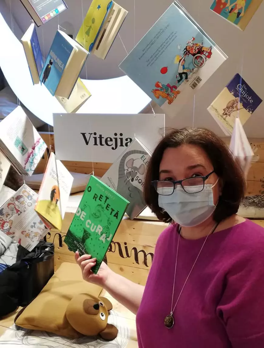 Scriitoare de cărți pentru copii: „Textele sunt disecate la orele de literatură ca la abator, doar mațele și putoarea mai rămân de ele”