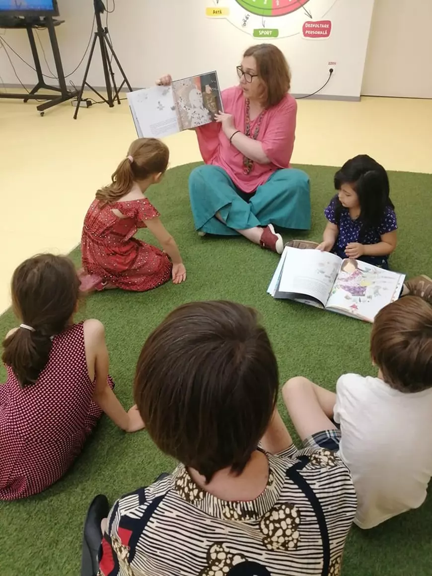 Scriitoare de cărți pentru copii: „Textele sunt disecate la orele de literatură ca la abator, doar mațele și putoarea mai rămân de ele”