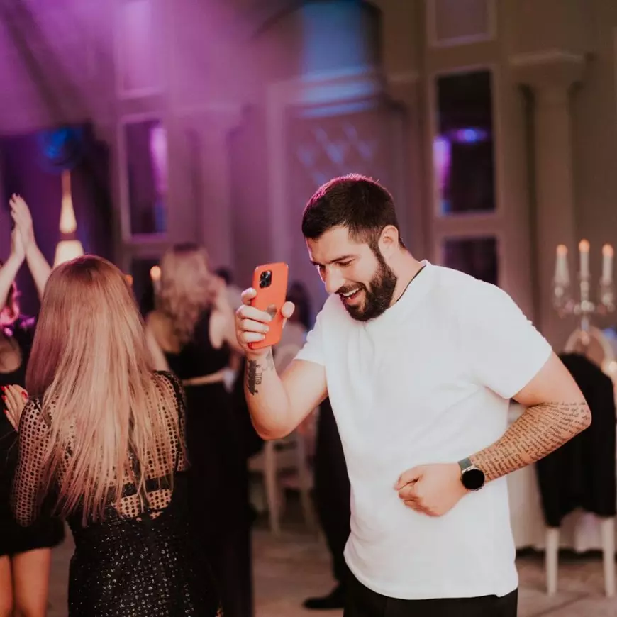 Cătălin Cazacu și Dani Oțil, schimb de replici neașteptate în direct la TV. Ce rol are în film? Măturător?