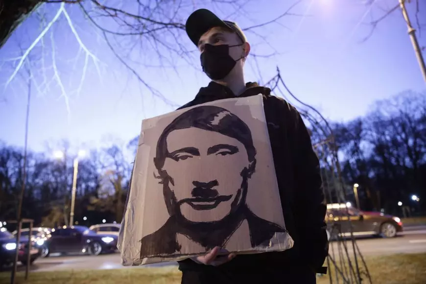 „Fără Putin. Fără război”. Manifestație de solidaritate la Ambasada Ucrainei din București