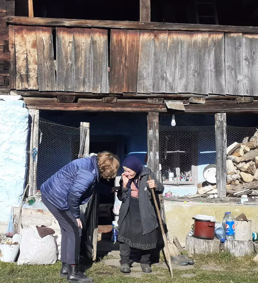 Doi bucureșteni îi tund gratuit pe bolnavii unui centru de îngrijiri paliative. „Poți dărui cuiva șansa de a se vedea ca o persoană normală în oglindă”