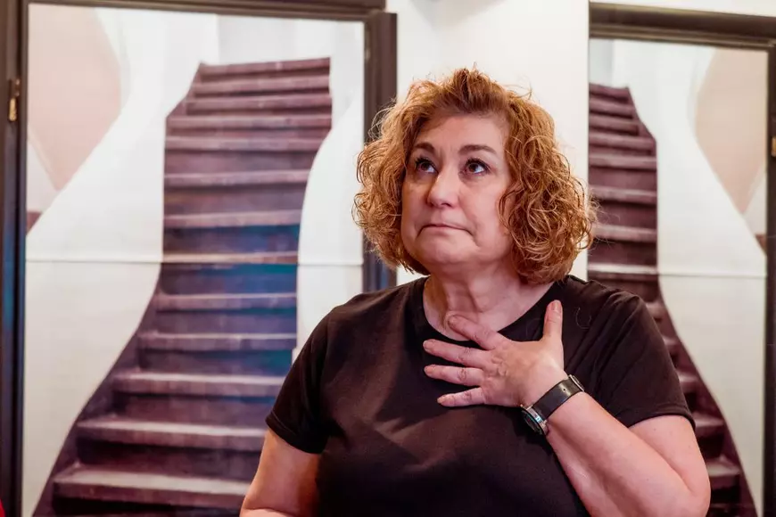 Doi bucureșteni îi tund gratuit pe bolnavii unui centru de îngrijiri paliative. „Poți dărui cuiva șansa de a se vedea ca o persoană normală în oglindă”