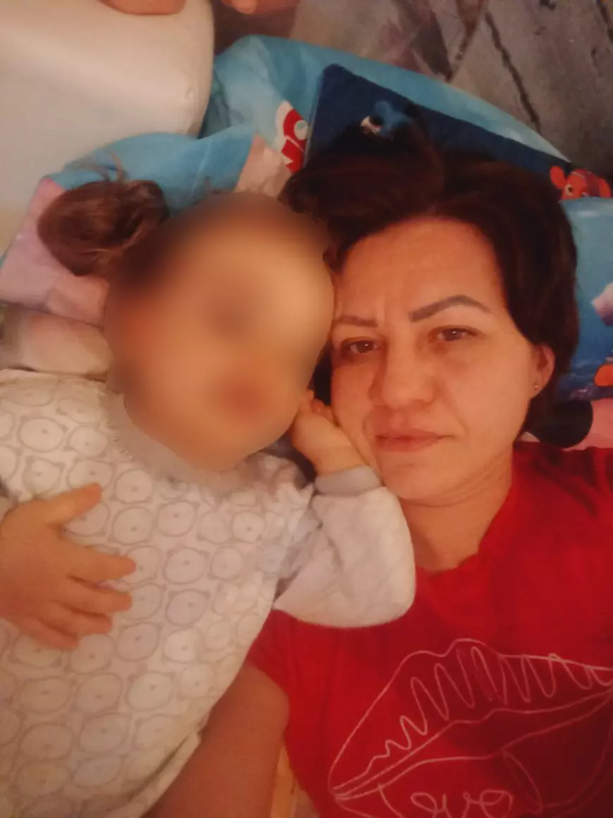 Lupta unei mame a cărei fetiță suferă de o formă rară de nanism. Un tânăr politician în scaun cu rotile o ajută să strângă banii pentru operație