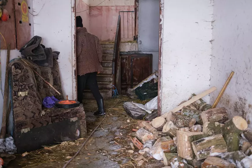 REPORTAJ. 13 blocuri din Anina, care se vând cu 49.000 de euro bucata, reaprind speranța locuitorilor. „Ce-i mai frumos pe lumea asta, ca-n Dallas să vedem”