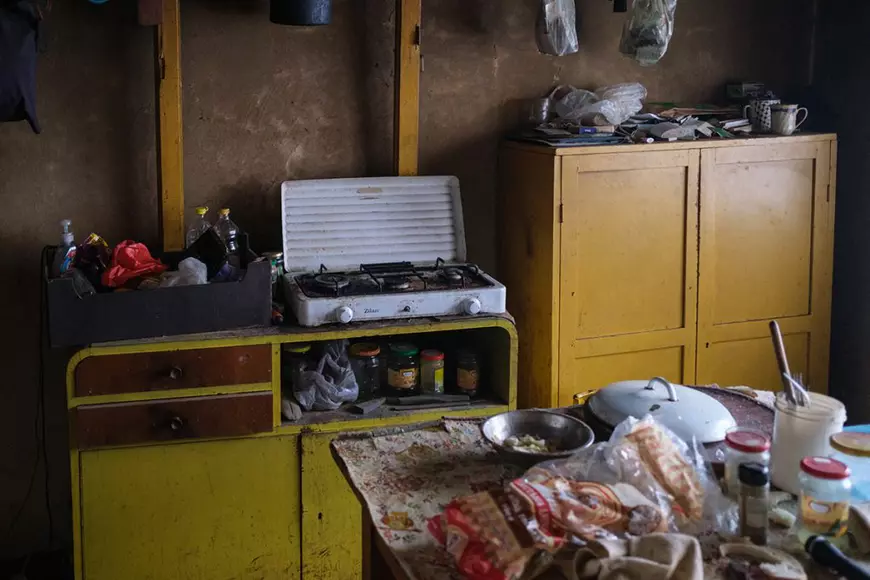 REPORTAJ. 13 blocuri din Anina, care se vând cu 49.000 de euro bucata, reaprind speranța locuitorilor. „Ce-i mai frumos pe lumea asta, ca-n Dallas să vedem”