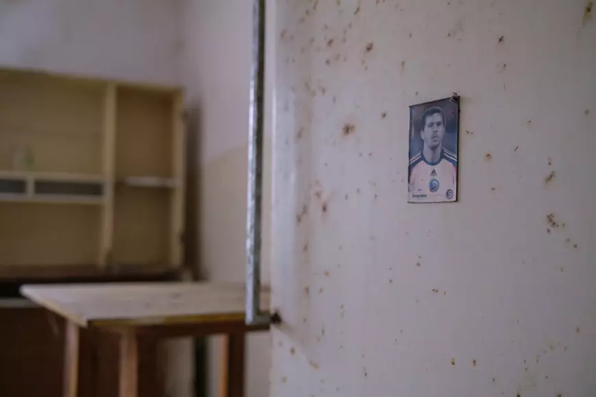 REPORTAJ. 13 blocuri din Anina, care se vând cu 49.000 de euro bucata, reaprind speranța locuitorilor. „Ce-i mai frumos pe lumea asta, ca-n Dallas să vedem”