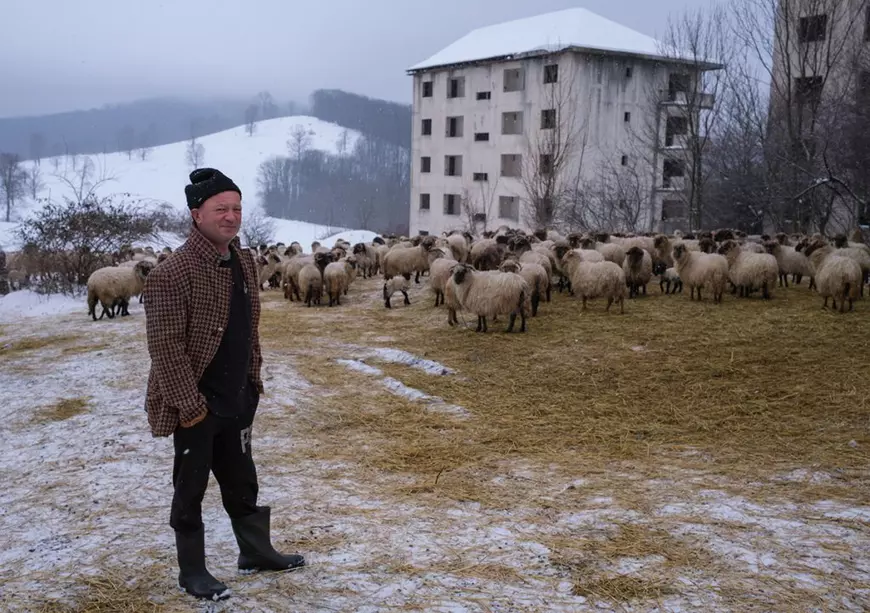 REPORTAJ. 13 blocuri din Anina, care se vând cu 49.000 de euro bucata, reaprind speranța locuitorilor. „Ce-i mai frumos pe lumea asta, ca-n Dallas să vedem”