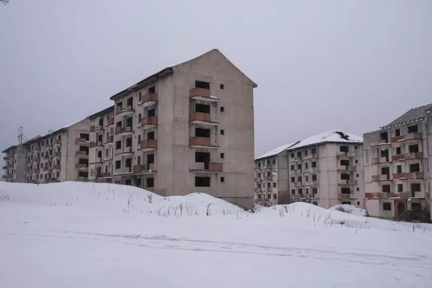 REPORTAJ. 13 blocuri din Anina, care se vând cu 49.000 de euro bucata, reaprind speranța locuitorilor. „Ce-i mai frumos pe lumea asta, ca-n Dallas să vedem”