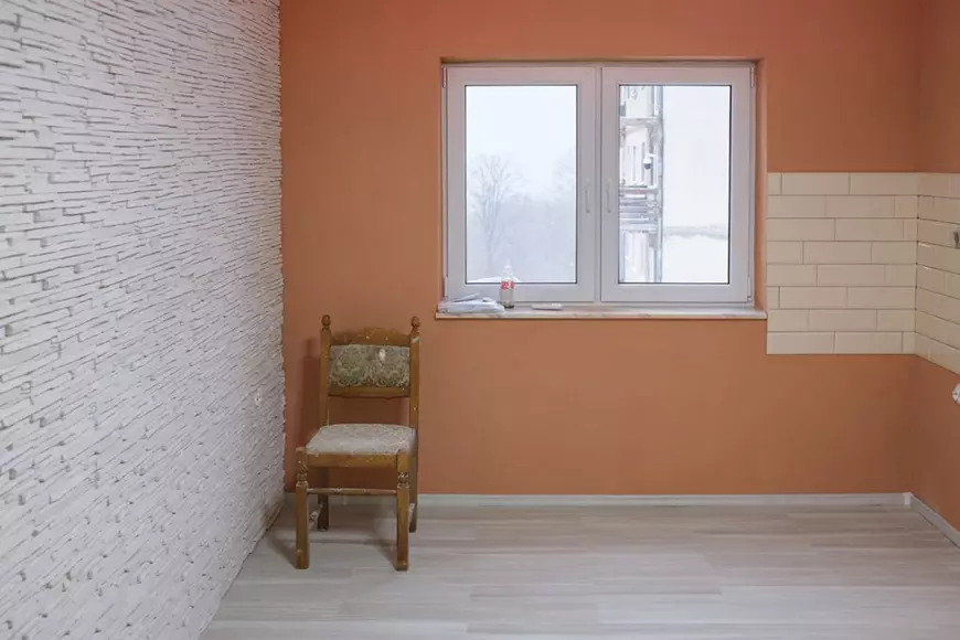 REPORTAJ. 13 blocuri din Anina, care se vând cu 49.000 de euro bucata, reaprind speranța locuitorilor. „Ce-i mai frumos pe lumea asta, ca-n Dallas să vedem”