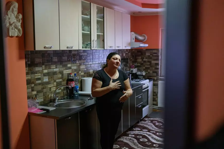 REPORTAJ. 13 blocuri din Anina, care se vând cu 49.000 de euro bucata, reaprind speranța locuitorilor. „Ce-i mai frumos pe lumea asta, ca-n Dallas să vedem”