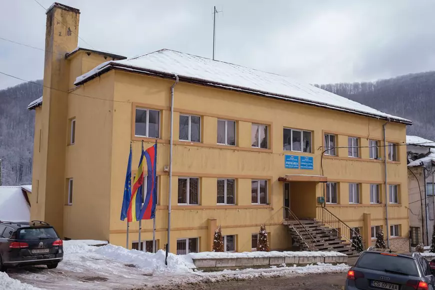 REPORTAJ. 13 blocuri din Anina, care se vând cu 49.000 de euro bucata, reaprind speranța locuitorilor. „Ce-i mai frumos pe lumea asta, ca-n Dallas să vedem”