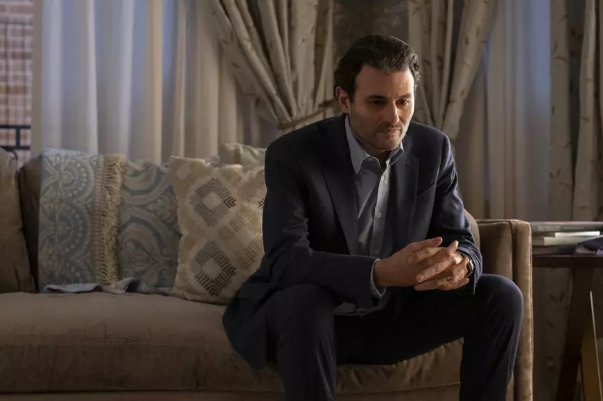 Cum a reușit o tânără să fraudeze lumea bună a New York-ului, explică pentru Libertatea doi dintre actorii miniseriei „Inventing Anna” 