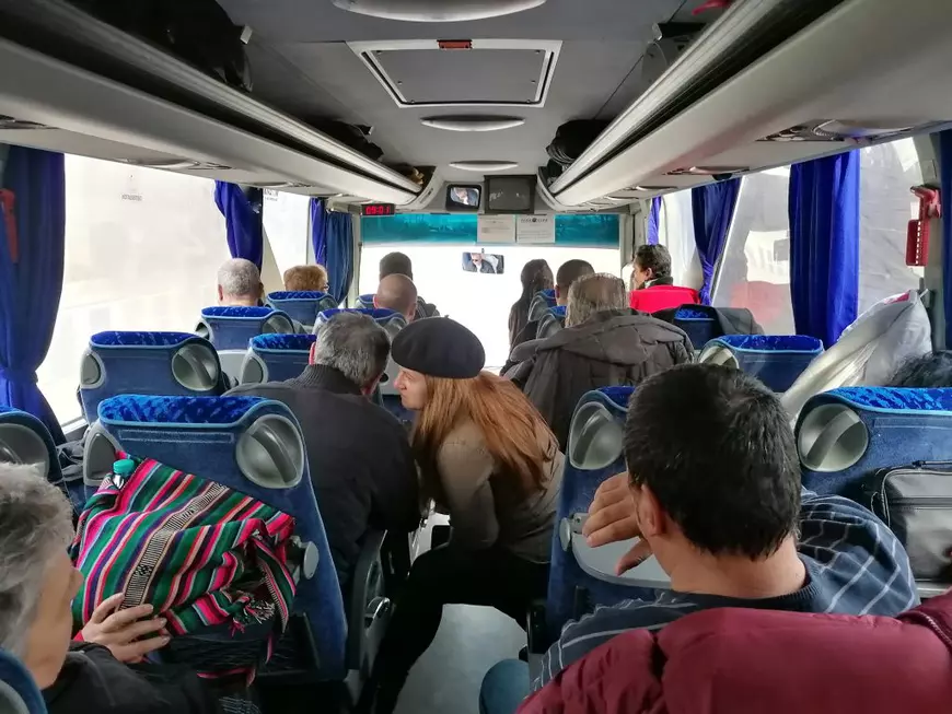 Reportaj din autocarul AUR de la Constanța la București. Cântece patriotice și discuții despre război: „Să vină rușii, să-l dea jos pe Iohannis”