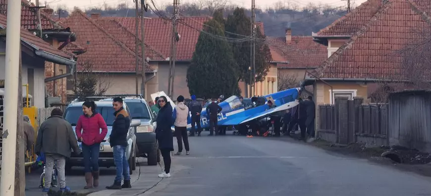 VIDEO | Un avion de antrenament a aterizat forțat pe un câmp din Hunedoara din cauza unei defecțiuni la motor