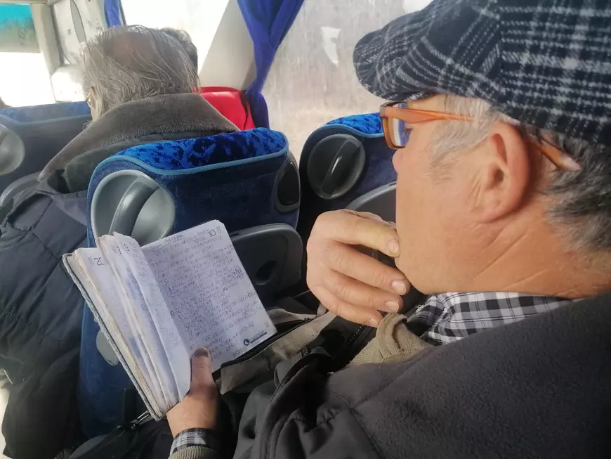 Reportaj din autocarul AUR de la Constanța la București. Cântece patriotice și discuții despre război: „Să vină rușii, să-l dea jos pe Iohannis”