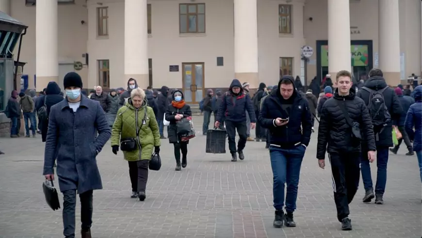 CORESPONDENȚĂ DE LA KIEV: Cum au petrecut ucrainenii „Ziua Invaziei” care n-a mai venit. „Eu țin pașaportul la mine, în cazul în care nu apuc să mă duc acasă”