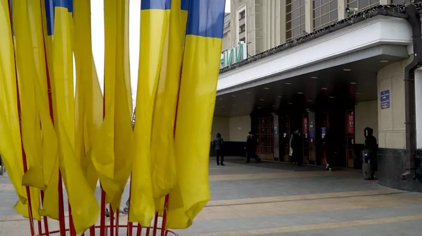 CORESPONDENȚĂ DE LA KIEV: Cum au petrecut ucrainenii „Ziua Invaziei” care n-a mai venit. „Eu țin pașaportul la mine, în cazul în care nu apuc să mă duc acasă”