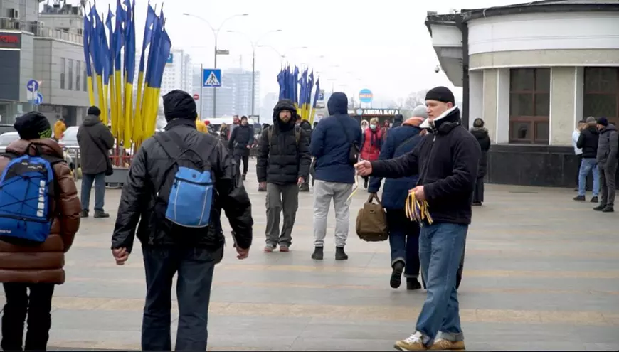 CORESPONDENȚĂ DE LA KIEV: Cum au petrecut ucrainenii „Ziua Invaziei” care n-a mai venit. „Eu țin pașaportul la mine, în cazul în care nu apuc să mă duc acasă”