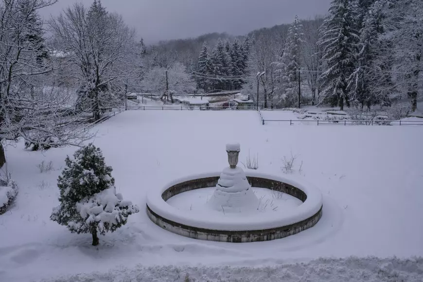 FOTO. „Sanatoriul-epavă” din Munții Aninei ar putea fi modernizat după 20 de ani. Doar 3 etaje mai funcționează