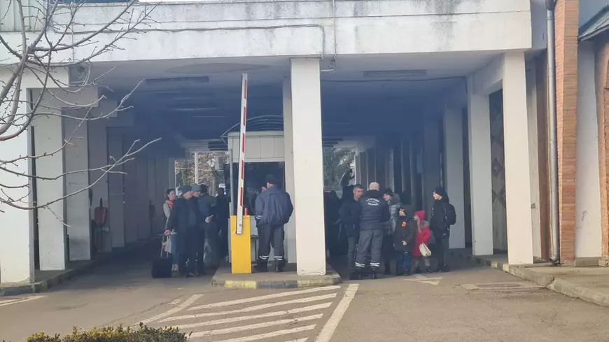 REPORTAJ | Vama Siret, poartă de intrare în Europa, pentru ucrainenii care vor să ajungă în Vest. „Merg undeva, oriunde”
