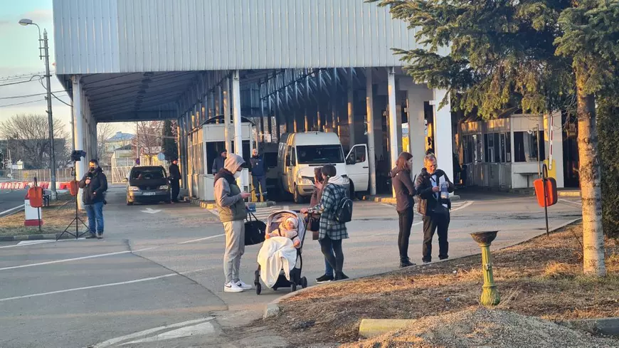 REPORTAJ | Vama Siret, poartă de intrare în Europa, pentru ucrainenii care vor să ajungă în Vest. „Merg undeva, oriunde”